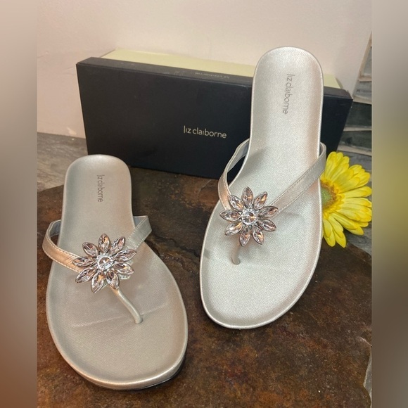 Liz Claiborne~NIB~Jewel Flower Bling Thong Sandals~Silver~Flats~Size 9.5 - Picture 1 of 10